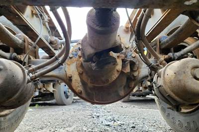 Meritor-Rockwell RT46160 P Rear Axle Assembly for a 1996 Kenworth T800