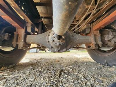 Mitsubishi FEC72W Rear Axle Assembly