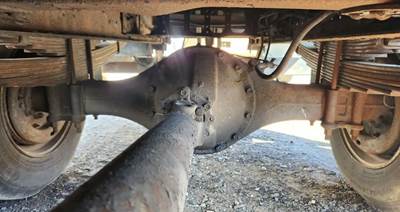 Mitsubishi MC864100 Rear Axle Assembly for a 2000 Mitsubishi FH211