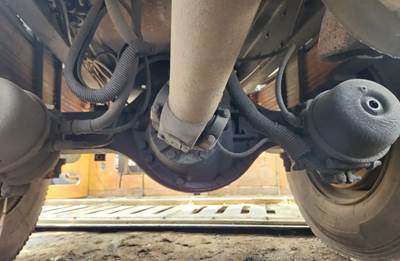 Dana 19060S Rear Axle Housing for a 2002 GMC C7500