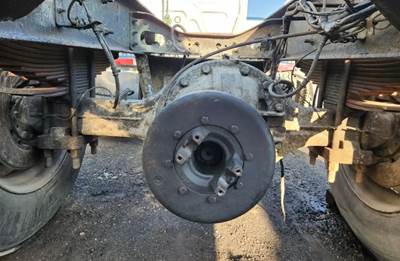 Dana 21060S Rear Axle Housing for a 2006 Ford F-750