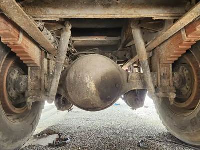 Dana 21060S Rear Axle Housing for a 2006 Kenworth T300