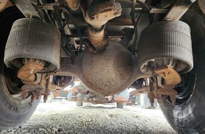 Dana DS404 Rear Axle Housing for a 2009 International 4400