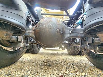 Dana DS404 Rear Axle Housing for a 2007 International 8600