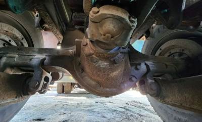 Dana DS404-P Rear Axle Housing for a 2003 Chevrolet C8500