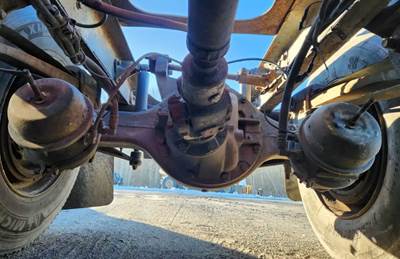 Dana DS405 Rear Axle Housing for a 2003 Mack CH613