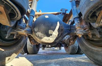 Dana DS405 Rear Axle Housing for a 2003 Mack CH613