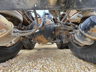 Dana DSH40P Rear Axle Housing for a 2011 Kenworth T800