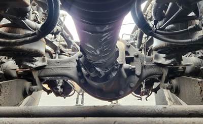 Dana DSP40 Rear Axle Housing for a 2003 Kenworth W900