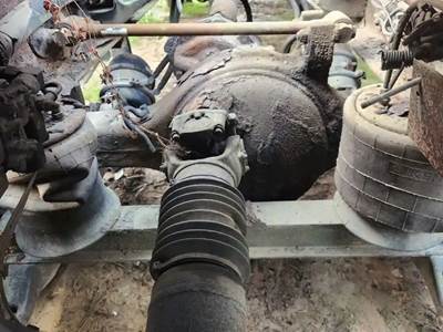 Dana DSP40 Rear Axle Housing for a 2005 Kenworth T2000