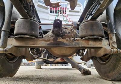 Dana DSP40 Rear Axle Housing for a 2004 Peterbilt 385