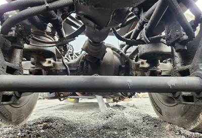 Dana DSP41 Rear Axle Housing for a 2000 Kenworth W900