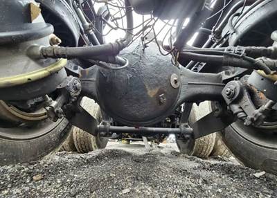 Dana DSP41 Rear Axle Housing for a 2000 Kenworth W900