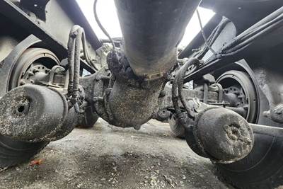 Dana Rear Axle Housing for a 2011 Freightliner Cascadia 125