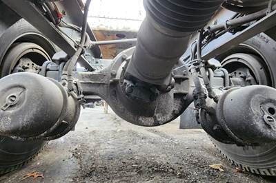 Dana Rear Axle Housing for a 2011 Freightliner Cascadia 125
