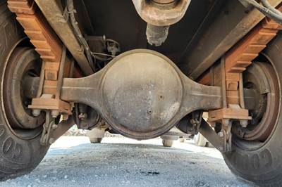 Dana R44CA104 7X Rear Axle Housing for a 2000 International 4900