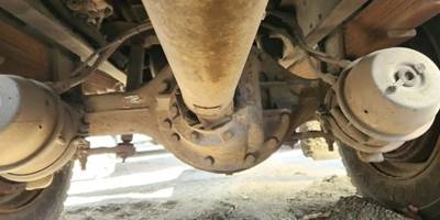 Dana 19060S Rear Axle Housing for a 2004 Chevrolet C7500