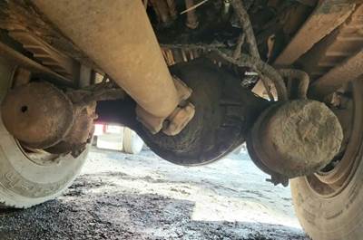 Dana 21060S Rear Axle Housing for a 2006 International 4400