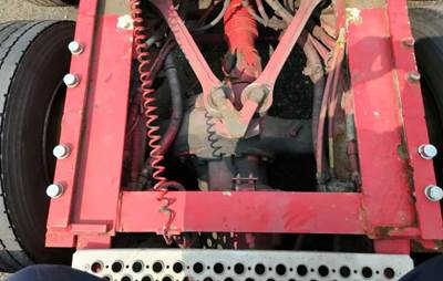 Dana DS404 Rear Axle Housing for a 2001 Kenworth T2000