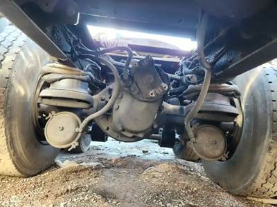 Dana DS404 Rear Axle Housing for a 1996 Kenworth T800