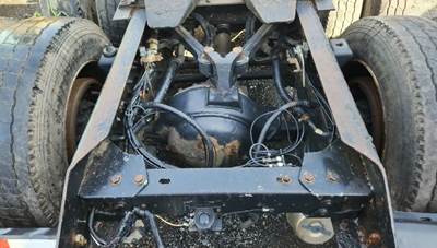 Dana DS404 Rear Axle Housing for a 1999 Kenworth T800