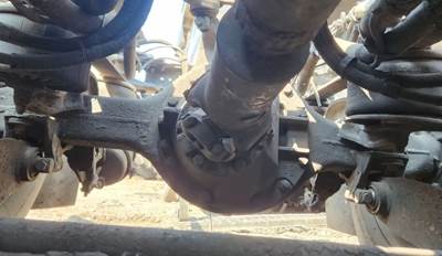 Dana DS404 Rear Axle Housing for a 2006 Kenworth W900