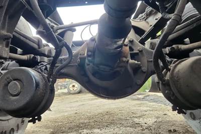 Dana DSP40 Rear Axle Housing for a 2001 Peterbilt 379