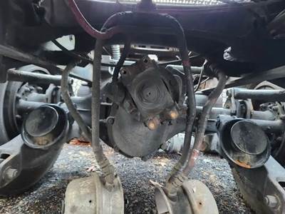 Dana DSP40 Rear Axle Housing for a 2005 Kenworth W900