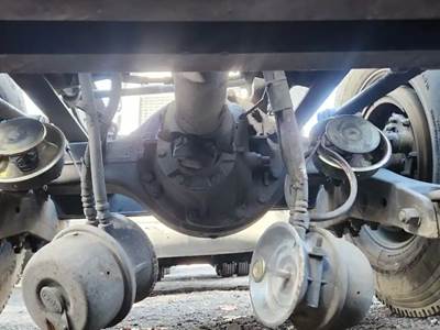 Dana DSP40 Rear Axle Housing for a 2005 Kenworth W900