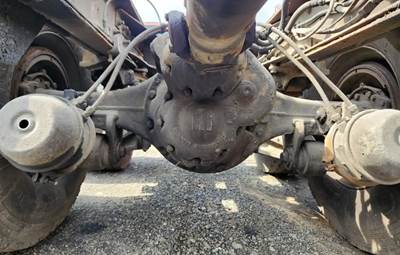 International RA472 Rear Axle Housing for a 1987 International F-2574