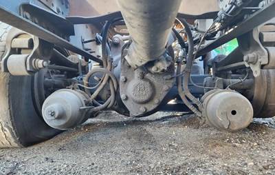 Meritor-Rockwell MT40-14X Rear Axle Housing for a 2015 Volvo VNL