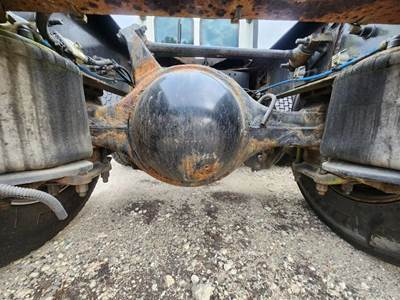Meritor-Rockwell MT40-14X Rear Axle Housing for a 2014 Freightliner Cascadia 125