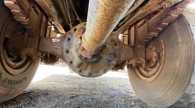 Meritor-Rockwell R170 Rear Axle Housing for a 1976 Ford 8000