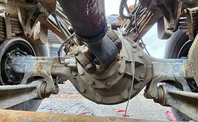 Meritor-Rockwell RT46-160 Rear Axle Housing for a 2000 Freightliner FL112