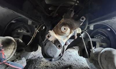 Meritor-Rockwell SSHD Rear Axle Housing for a 1988 Ford LTL9000