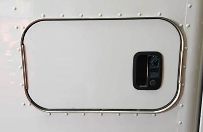 Kenworth T680 Back Window