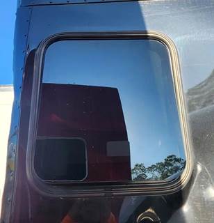 Peterbilt 567 Back Window