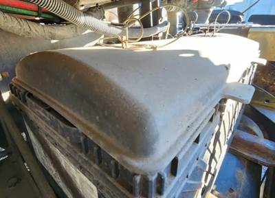 Freightliner Cascadia 116 Battery Box Cover for a 2020 Freightliner Cascadia 116 Day Cab