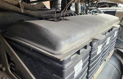 Freightliner Cascadia 116 Battery Box Cover for a 2019 Freightliner Cascadia 116 Day Cab