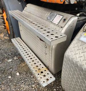 Freightliner Cascadia 116 Battery Box Cover for a 2019 Freightliner Cascadia 116 Day Cab
