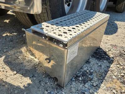 Freightliner Coronado 132 Battery Box Cover for a 2020 Freightliner Coronado 132 Glider