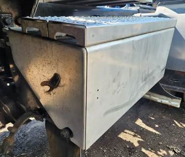 Freightliner FLD120SD Battery Box Cover for a 2008 Freightliner FLD120SD Glider