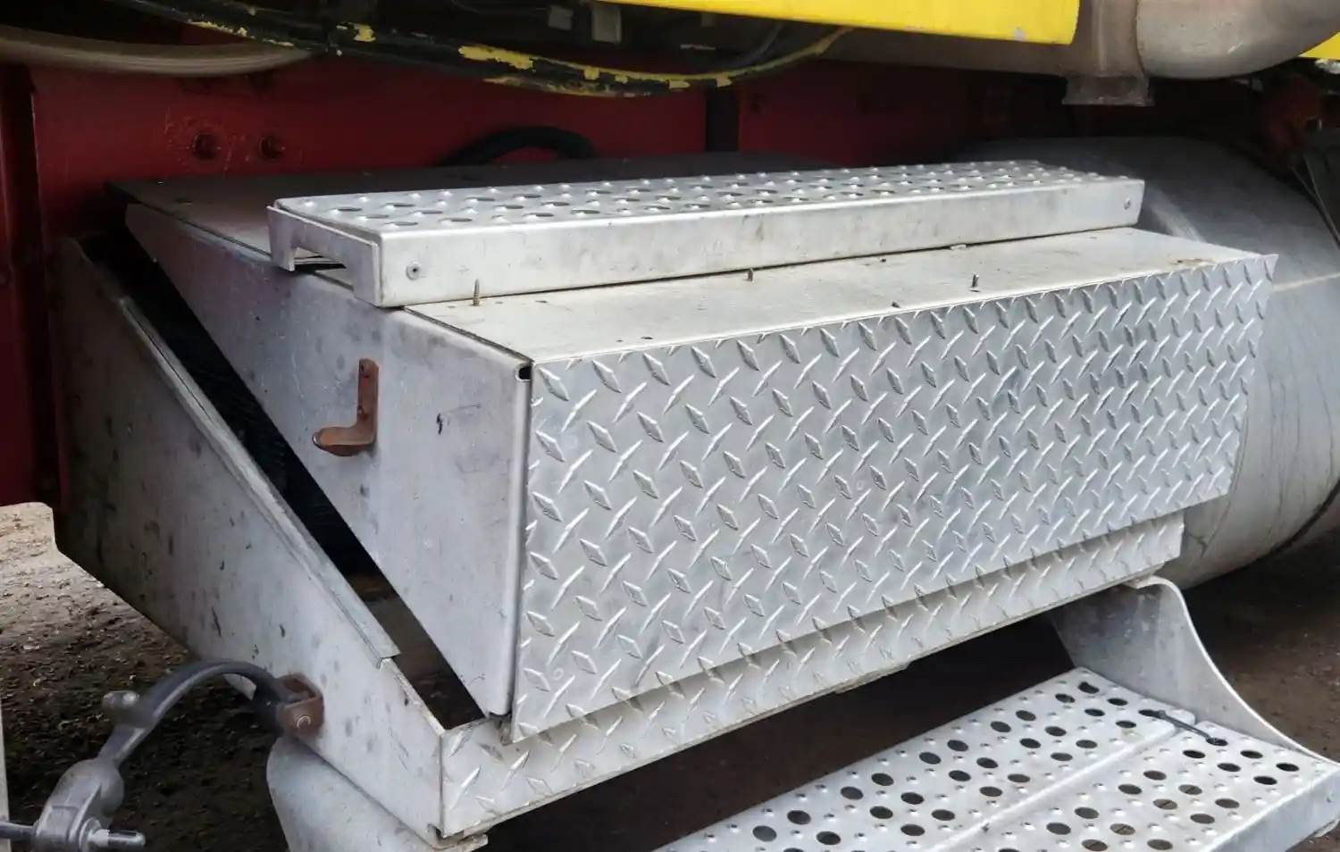 Freightliner FLD132 Classic XL Battery Box Cover for a 2001