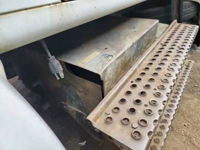 International 4600 Battery Box Cover