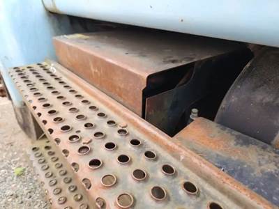 International 4900 Battery Box Cover