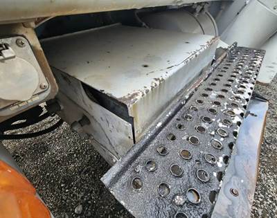 International 4900 Battery Box Cover