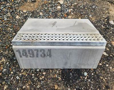 International 9900i Battery Box Cover
