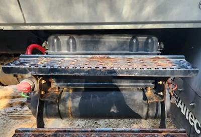 International DuraStar 4300 Battery Box Cover