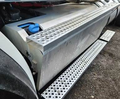 International HX620 Battery Box Cover