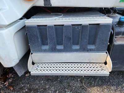 International LT625 Battery Box Cover